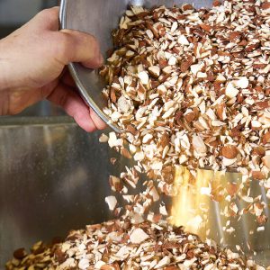 Maison Bruyère choisit avec soin ses amandes pour la confection de ses fameux Croquants de Cordes-sur-Ciel.