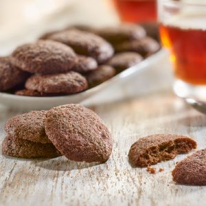 Idéal pour accompagner une boisson chaude ou une crème, découvrez Les biscuits chocolat Maison Bruyère.