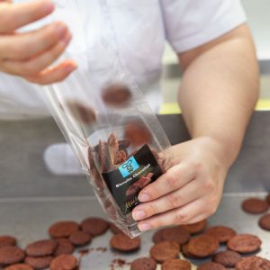 Les biscuits au chocolat Maison Bruyère sont soigneusement emballés dans notre atelier du Tarn.