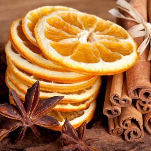 La cannelle et les oranges sont soigneusement choisies pour la préparation des fondants cannelle orange Maison Bruyère.