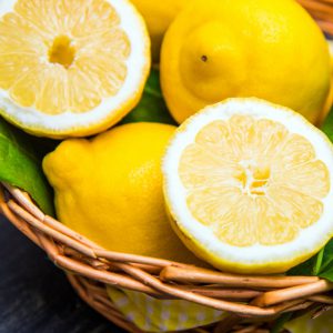 En tant que biscuitier artisanal, nous sélectionnons avec soin nos ingrédients comme les citrons pour nos biscuits amandes citron. Maison Bruyère.