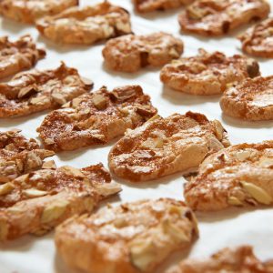 Sortie de four des fameux Croquants de Cordes de Maison Bruyère.