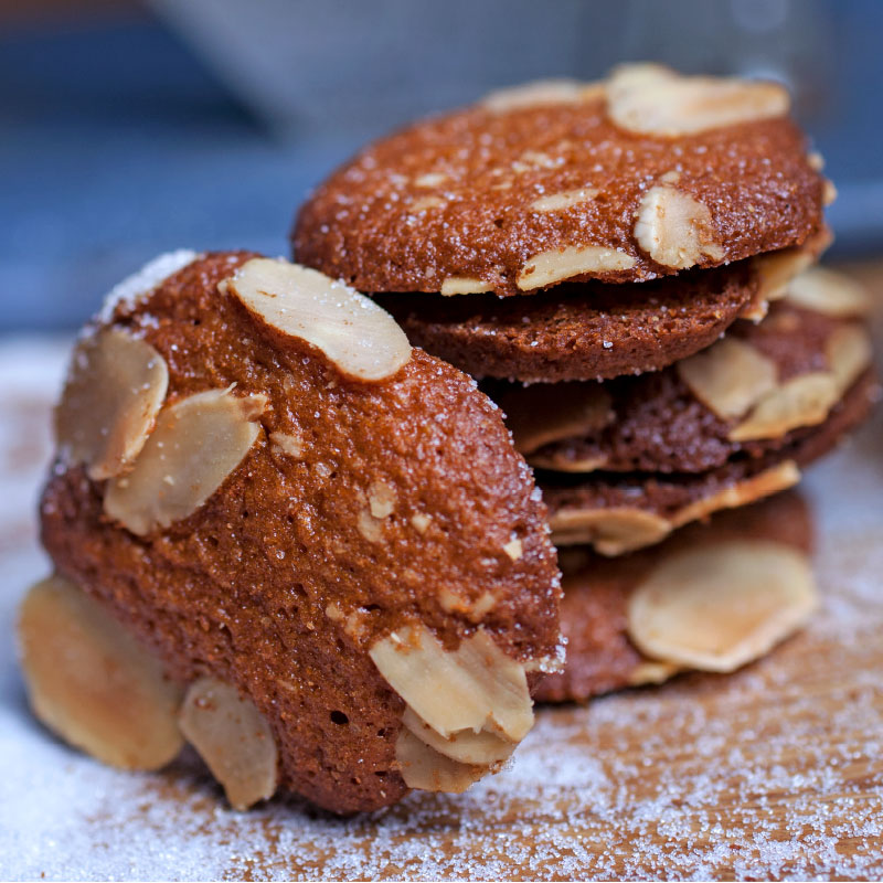 Le savoir-faire biscuitier Maison Bruyère vous propose ces fondants caramel amandes à la texture irrésistible.
