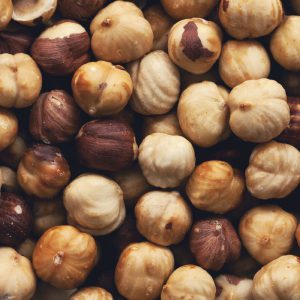 Nos noisettes sont sélectionnées avec soin pour apporter ce goût irrésistible à nos croquants noisettes, Maison Bruyère.