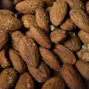 Des amandes grillées à sec, assaisonnées et enrobées d'un curry unique, savourez les amandes croquantes au curry Maison Bruyère.
