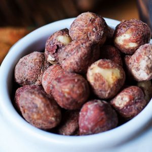 Une fois grillées, les noisettes salées Maison Bruyère sont parfumées au vinaigre à la framboise pour offrir une saveur originale et inédite.