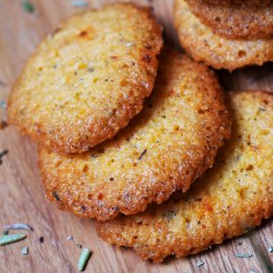 Des biscuits apéritif corsés pour un apéritif haut en couleurs, découvrez les fondants salés aux herbes de Provence et au piment d'Espelette Maison Bruyère.