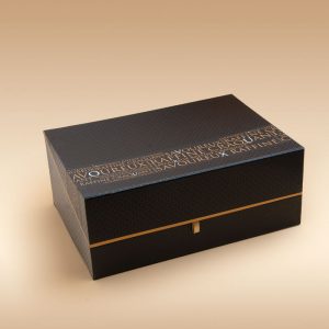 Le coffret gourmand Maison Bruyère est présenté dans un bel écrin noir et or qui laisse un beau souvenir à la personne qui vous est chère