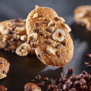Le croquant noisettes fèves de cacao Maison Bruyère révèle l’intensité brute du cacao et un goût exquis de noisettes grillées.