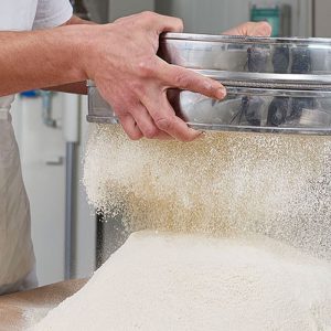 Nos macarons abricot vanille sont élaborés uniquement avec des ingrédients naturels dans l'atelier Maison Bruyère, au cœur du Tarn.